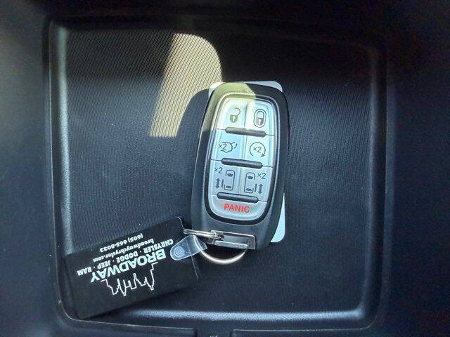 Red Hot Pearlcoat 2026 Chrysler Pacifica Select AWD Select 4dr Mini-Van 24