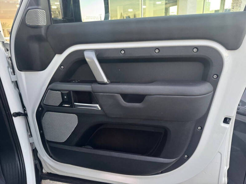 2024 Land Rover Defender 130 P400 X-Dynamic SE