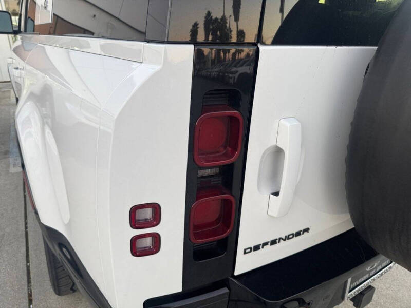 2024 Land Rover Defender 130 P400 X-Dynamic SE