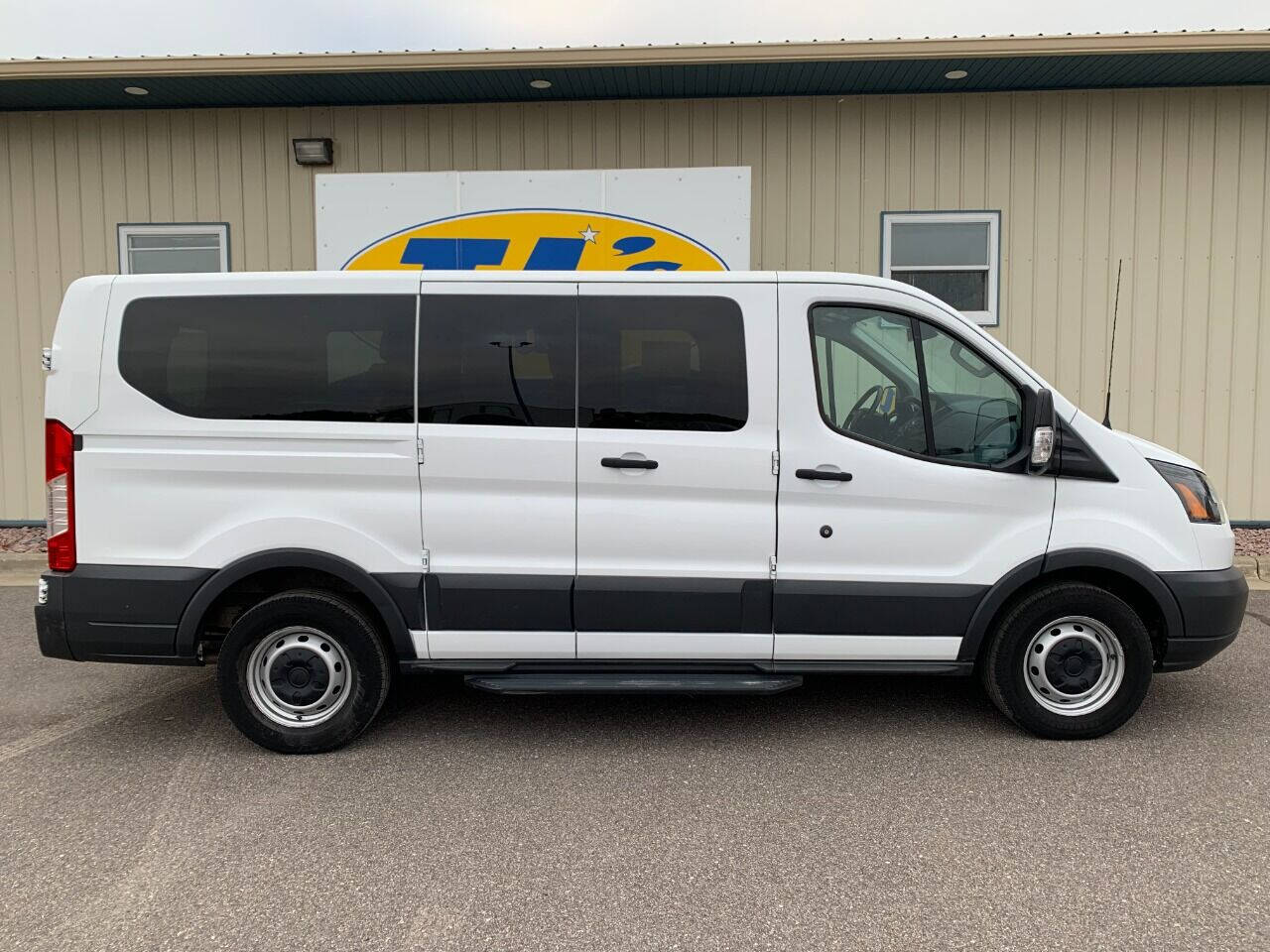 https://cdn05.carsforsale.com/00970b2ff4163b8d3f1a6951575c14a0ba/1280x960/2016-ford-transit-150-xl-3dr-swb-low-roof-passenger-van-w-60-40-side-doors.jpg