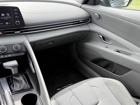 2025 Hyundai Elantra SE