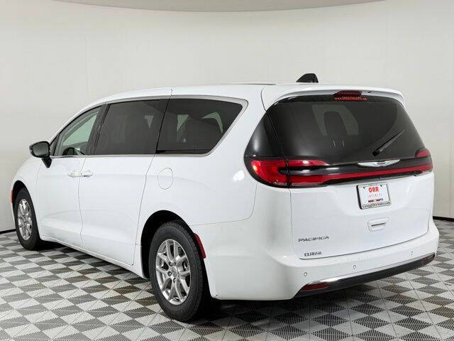 2024 Chrysler Pacifica Touring L - Photo 10