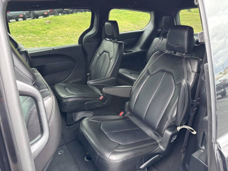 2025 Chrysler Pacifica Select