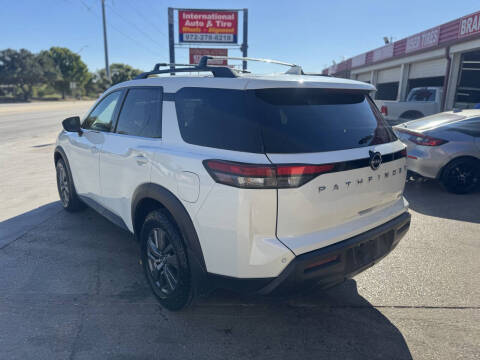 2022 Nissan Pathfinder SV