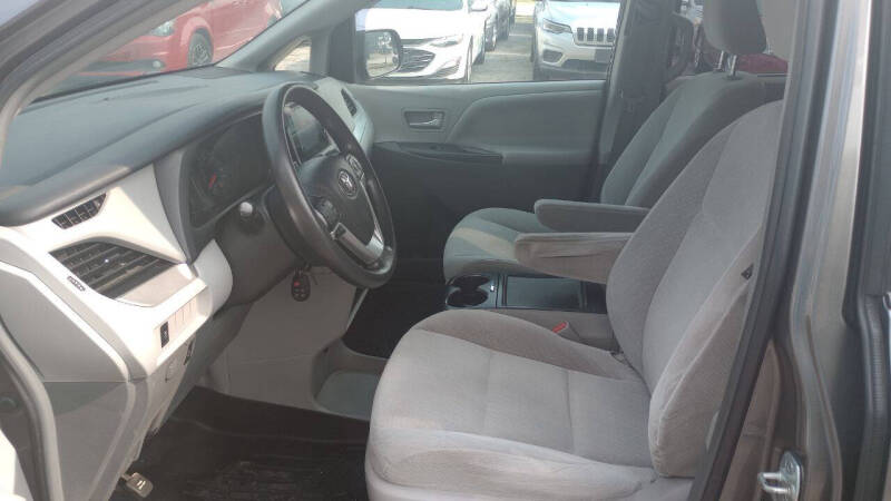 2017 Toyota Sienna LE 7-Passenger Auto Access Seat