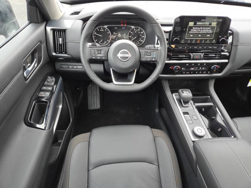 2025 Nissan Pathfinder SL