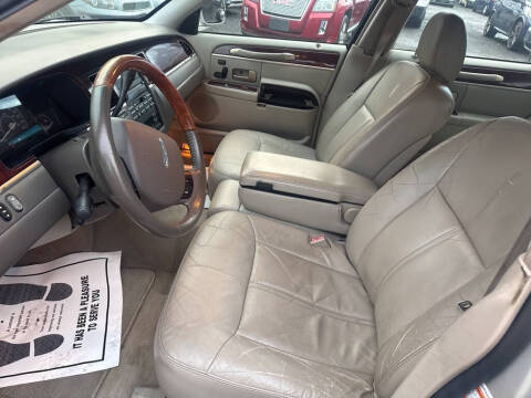 2005 Lincoln Town Car Signature Limited