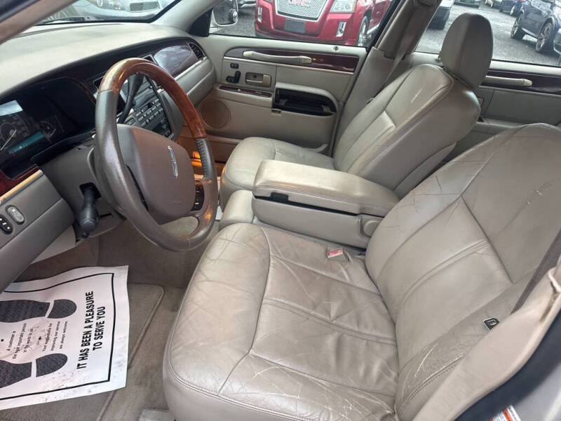 2005 Lincoln Town Car Signature Limited