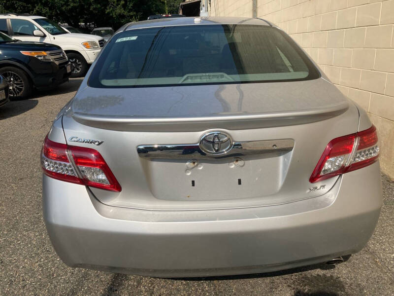 2011 Toyota Camry XLE photo 5