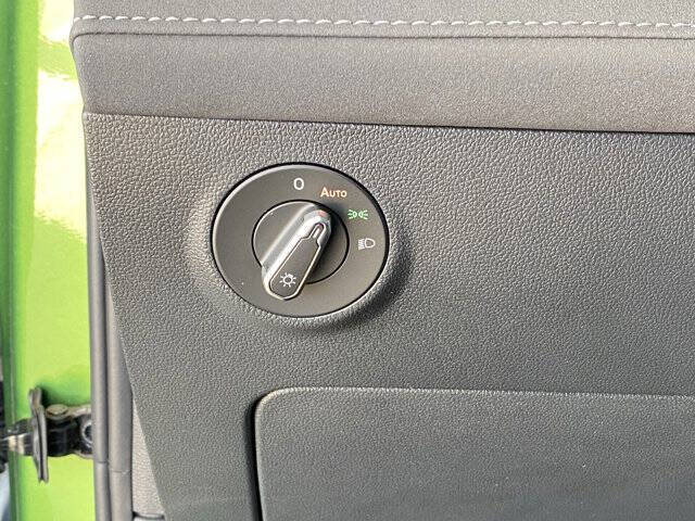 2025 Volkswagen Taos SE Black 4Motion