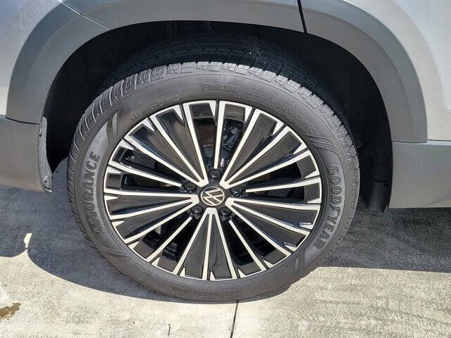 2025 Volkswagen Taos SE