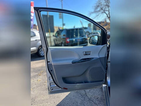 2013 Toyota Sienna SE 8-Passenger