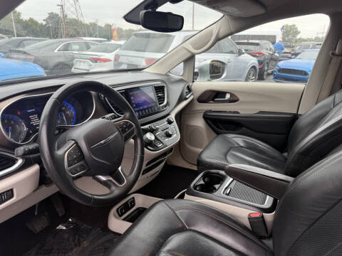 2017 Chrysler Pacifica Touring-L Plus