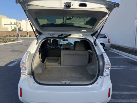 2014 Toyota Prius v Five