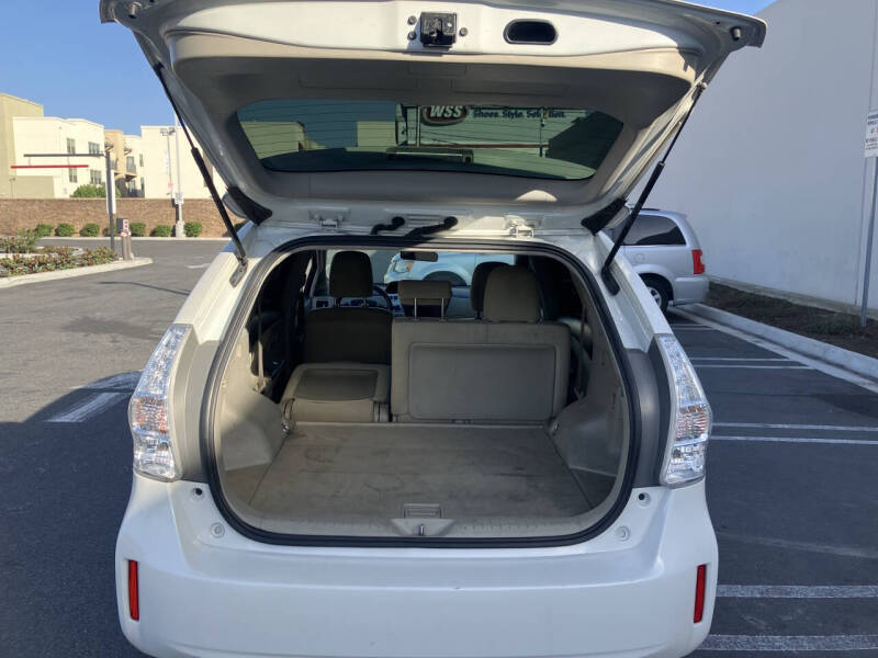2014 Toyota Prius v Five