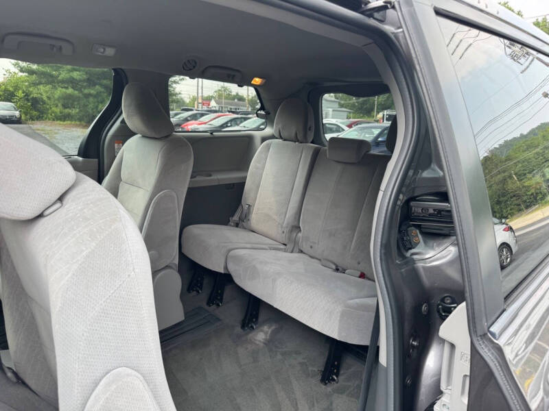 2017 Toyota Sienna LE 8-Passenger