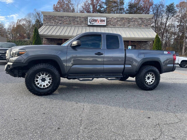 2020 Toyota Tacoma SR's photo