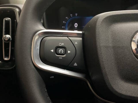 2025 Volvo XC40 B5 Plus Bright Theme