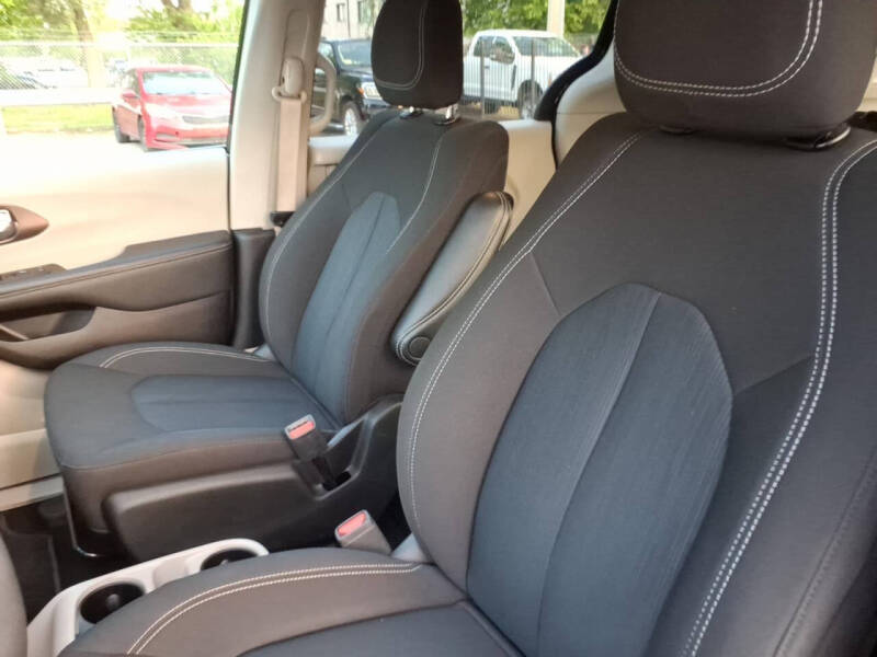 2023 Chrysler Voyager LX