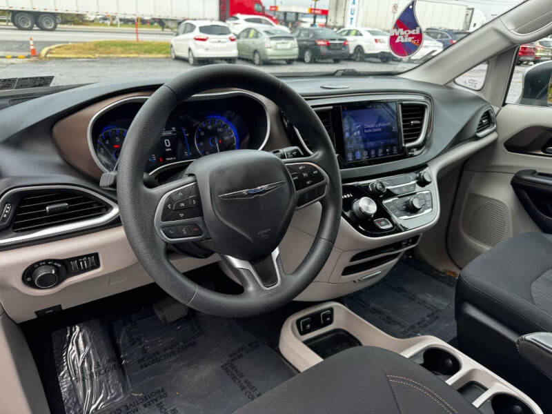 2017 Chrysler Pacifica Touring photo 8