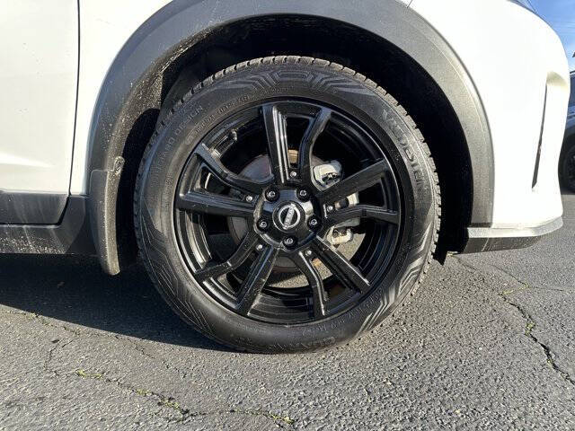 2023 Nissan Kicks SR