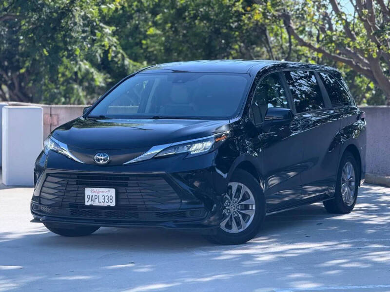 2022 Toyota Sienna LE 8-Passenger