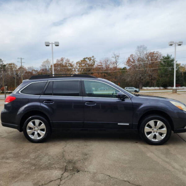 2011 Subaru Outback 3.6R Limited photo 3