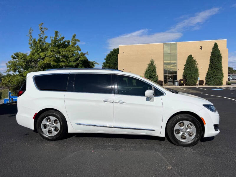 2017 Chrysler Pacifica Touring-L Plus
