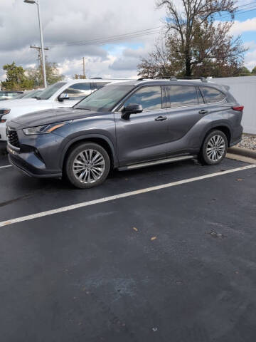 2023 Toyota Highlander Hybrid Platinum