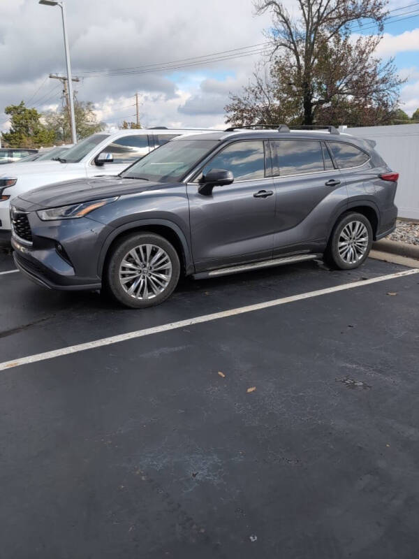 2023 Toyota Highlander Hybrid Platinum