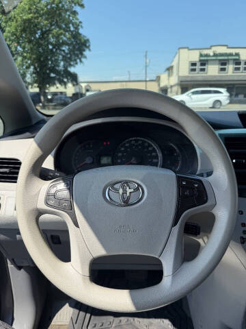 2014 Toyota Sienna LE 7-Passenger Auto Access Seat