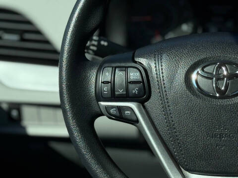 2017 Toyota Sienna LE 8-Passenger