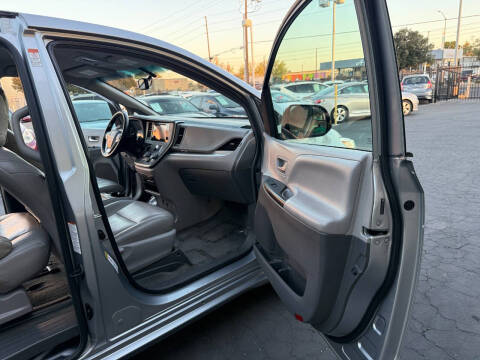 2015 Toyota Sienna LE 8-Passenger