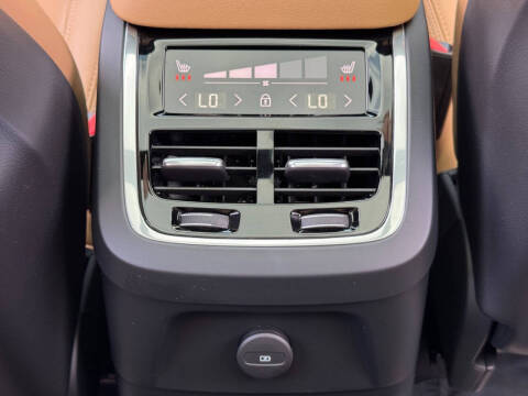 2024 Volvo XC90 Recharge T8 Ultimate Bright Theme 7P