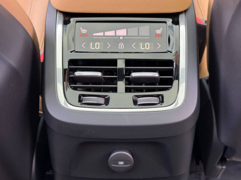 2024 Volvo XC90 Recharge T8 Ultimate Bright Theme 7P