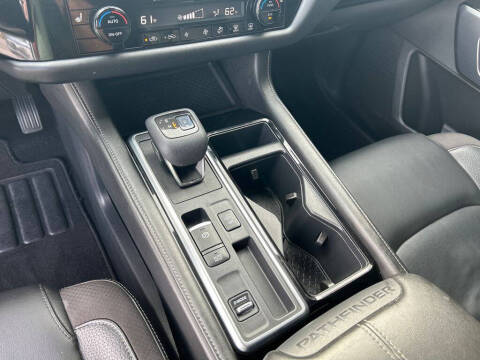 2022 Nissan Pathfinder SL