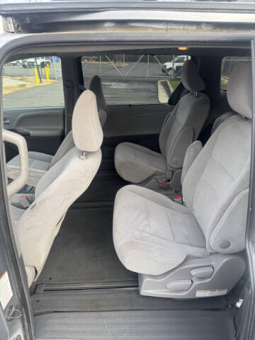 2015 Toyota Sienna LE 7-Passenger Auto Access Seat