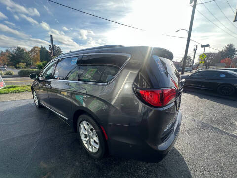 2017 Chrysler Pacifica Touring-L Plus