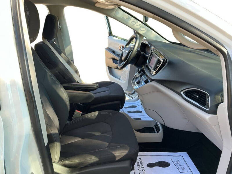 2022 Chrysler Voyager LX