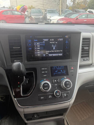 2015 Toyota Sienna LE 8-Passenger