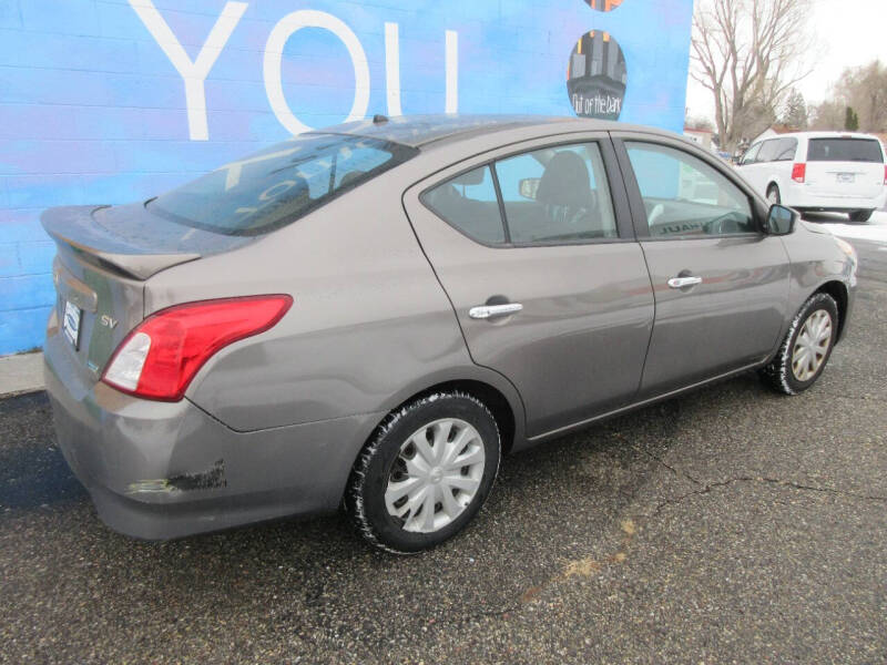 2016 Nissan Versa Sedan SV photo 4