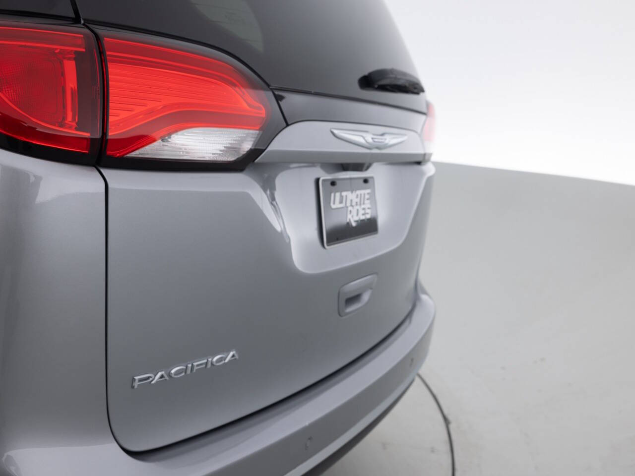 Used Car 2017 Chrysler Pacifica  Touring L Plus 4dr Mini Van For Sale Under $12,000 In Coal City, Illinois