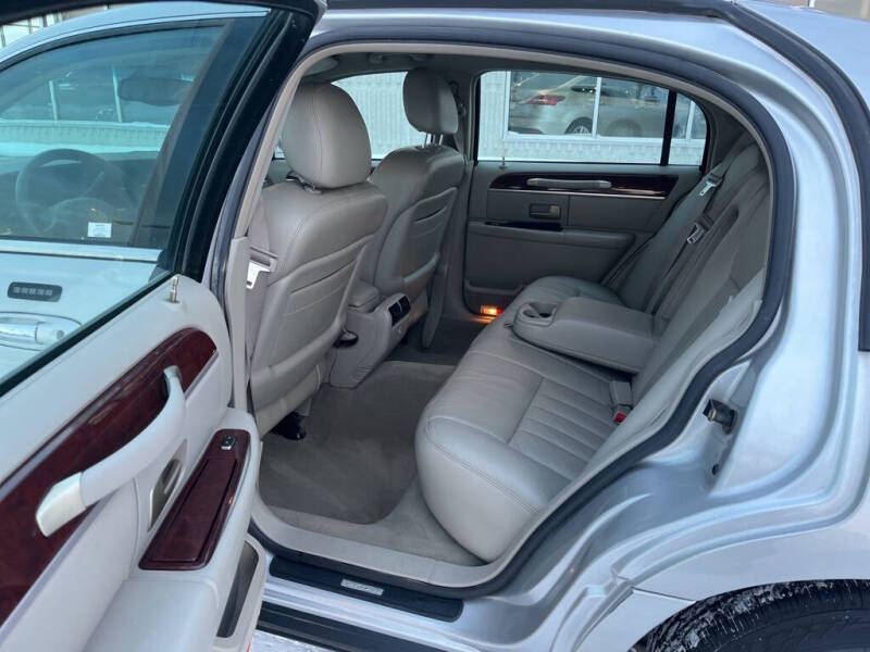 2004 Lincoln Town Car Signature