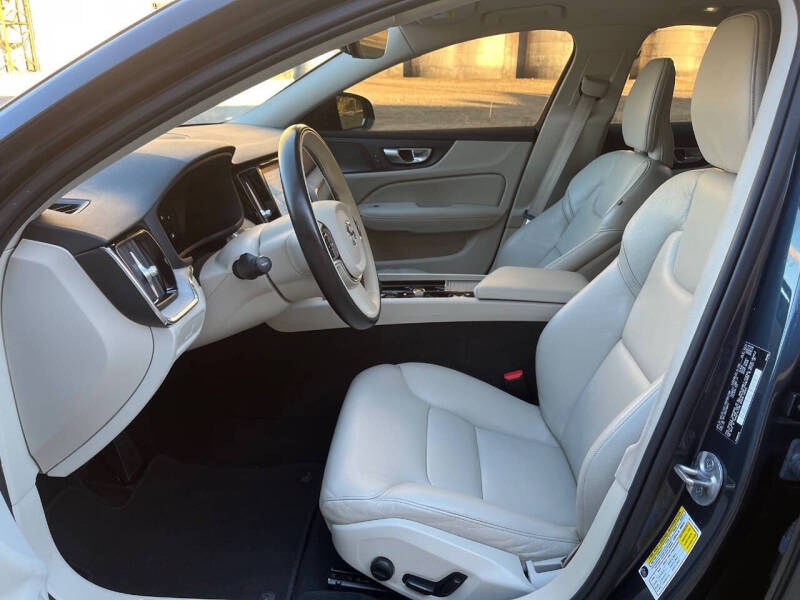 2024 Volvo S60 B5 Plus Dark Theme