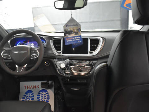 2025 Chrysler Pacifica Select