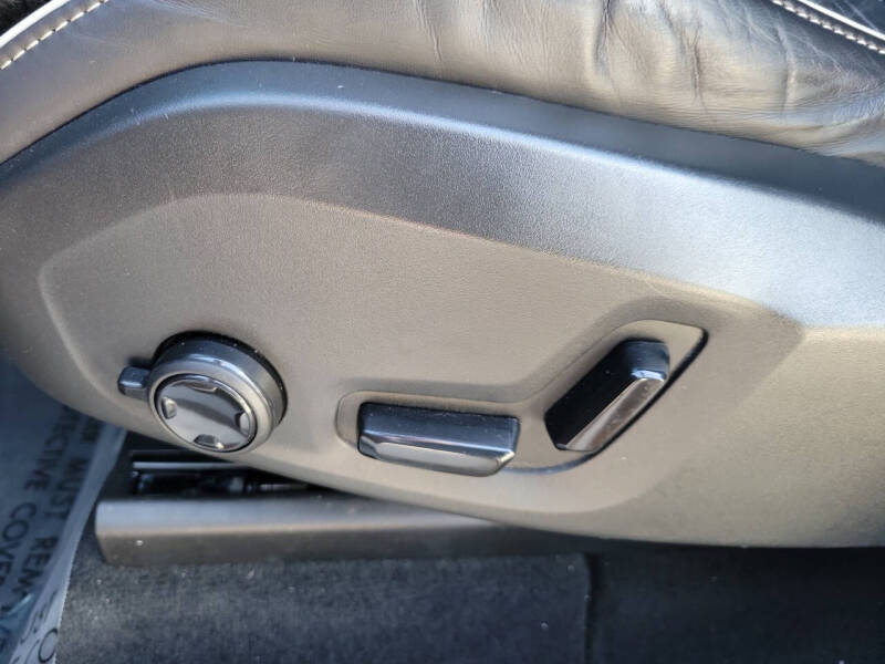 2022 Volvo XC60 B5 R-Design