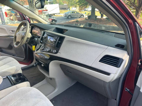 2011 Toyota Sienna LE 7-Passenger Auto Access Seat