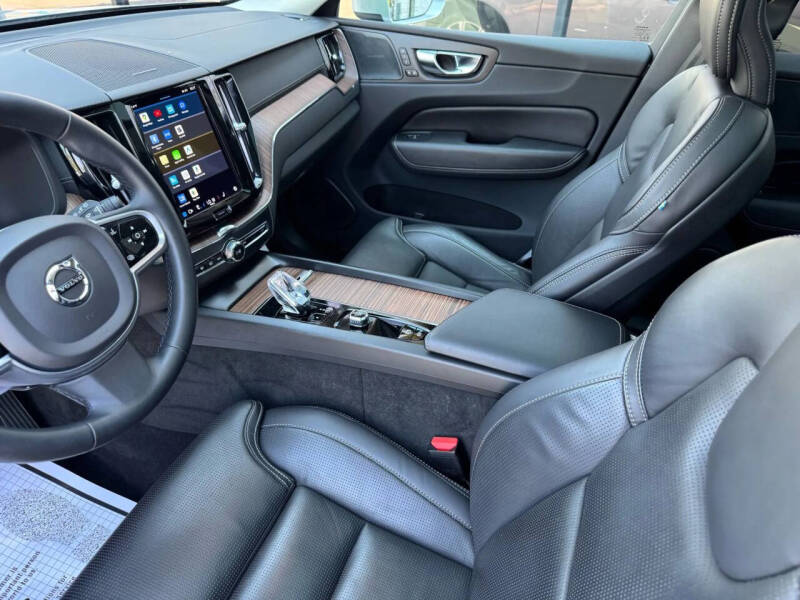 2023 Volvo XC60 B5 Ultimate Bright Theme