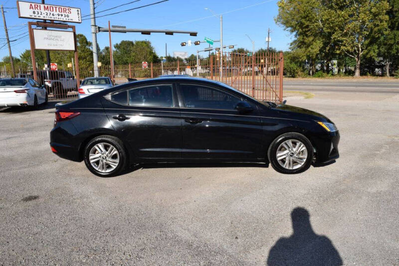 2019 Hyundai Elantra SEL photo 2