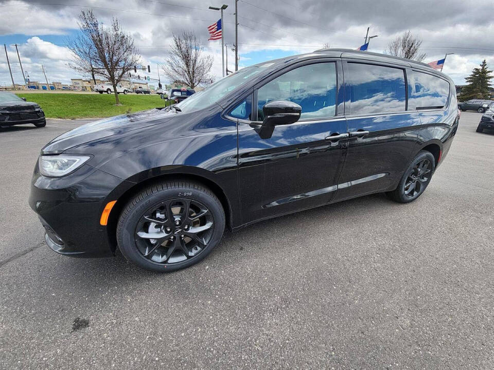 2024 Chrysler Pacifica for sale at Victoria Auto Sales in Victoria, MN